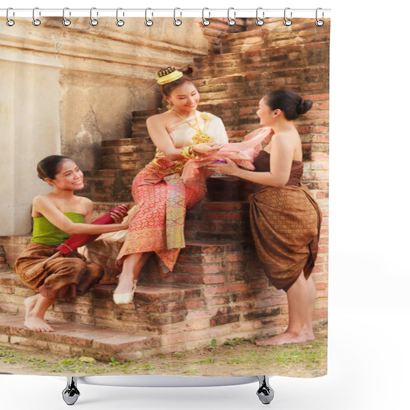 Personality  Asian Noble Beauty With Maids Dressed In Traditional Clothes Shopping In Old Retro Historical Period Theme Shower Curtains