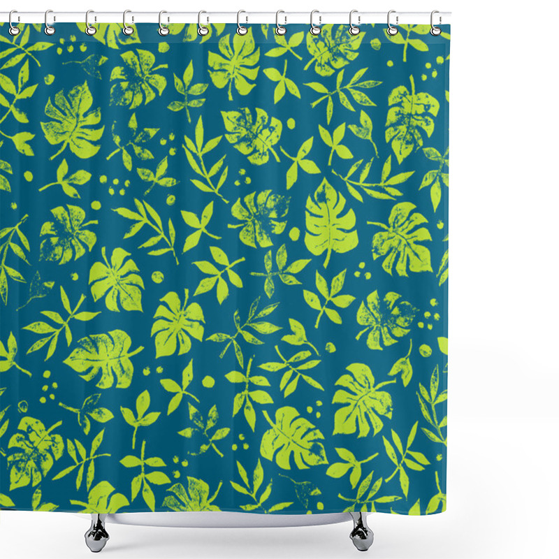 Personality  Seamless Graphical Tropical Foliage Pattern With Texture Shower Curtains