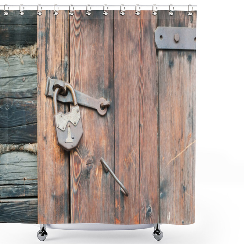 Personality  Old Wooden Door With Metallic Doorlock Shower Curtains