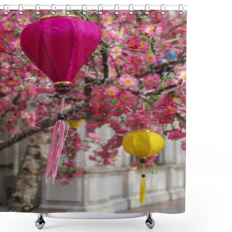 Personality  Lanterns And Pink Flowers Shower Curtains