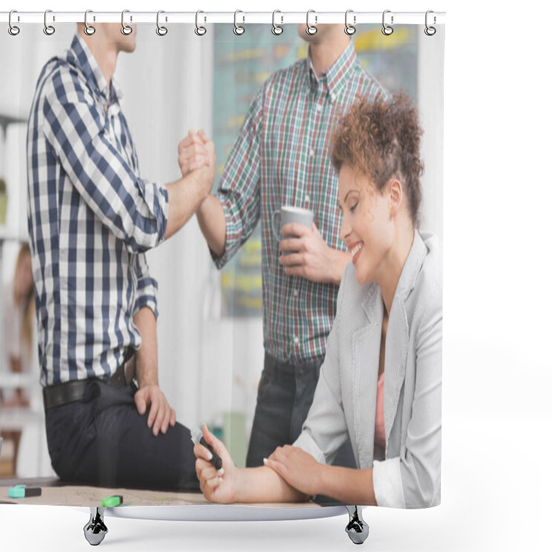 Personality  Creative Businesswoman Preparing Project Shower Curtains