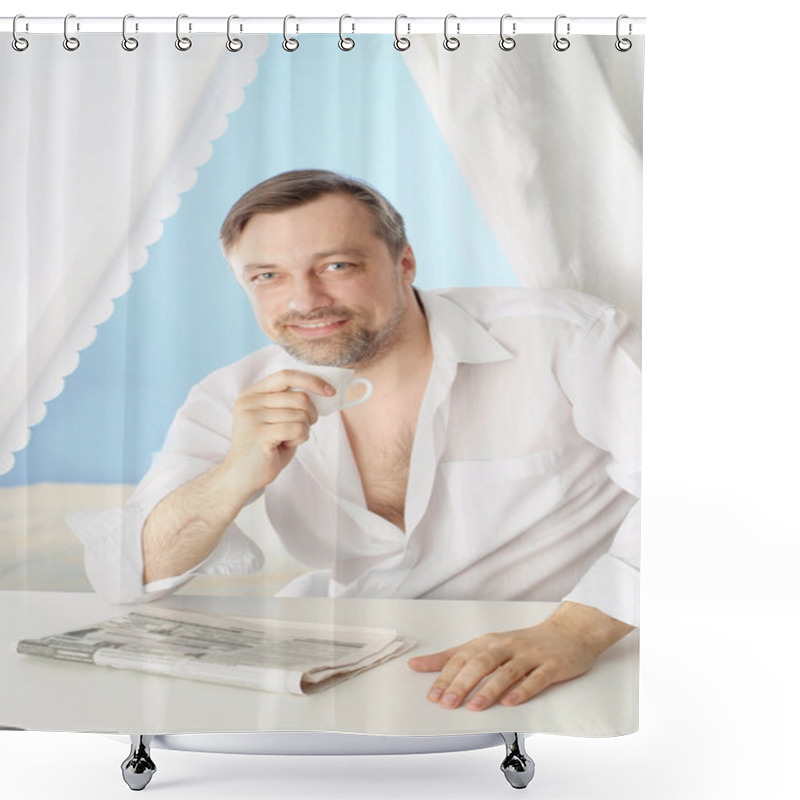 Personality  Laughting Man Decided To Relax Shower Curtains