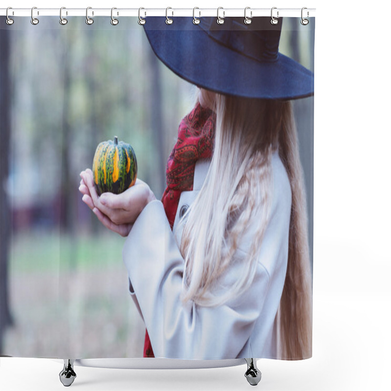 Personality  Portrait Of The Beautiful Woman Wearing Black Hat Holding Little Shower Curtains