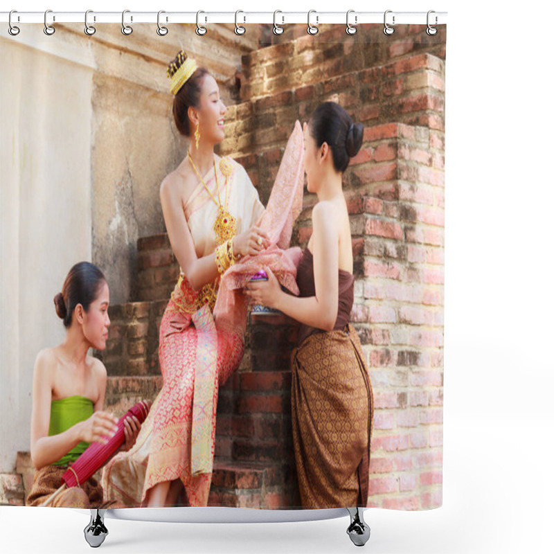 Personality  Asian Noble Beauty With Maids Dressed In Traditional Clothes Shopping In Old Retro Historical Period Theme Shower Curtains