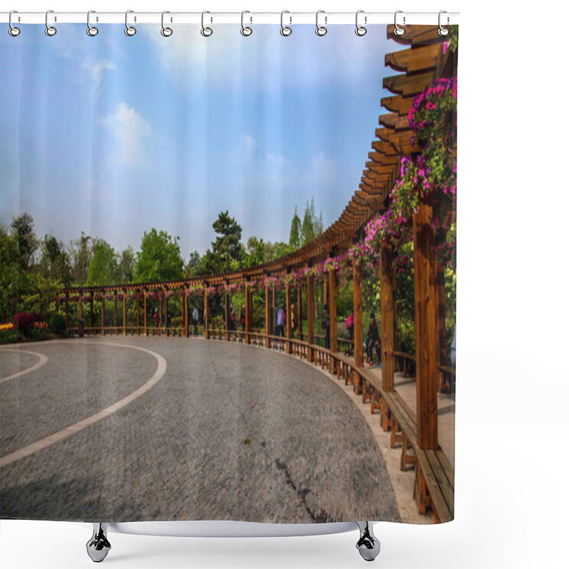 Personality  Yangzhou Slender West Lake Garden Flower Gallery Shower Curtains