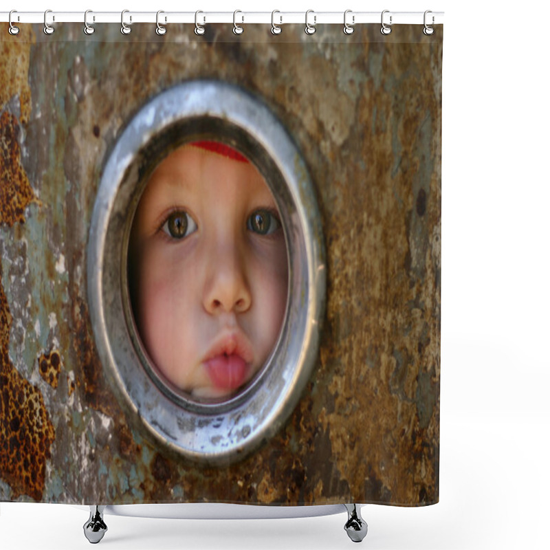 Personality  Kid Looking Through The Round Window Shower Curtains