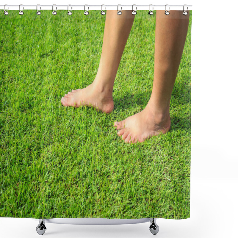 Personality  Foot Step On Green Grass Shower Curtains