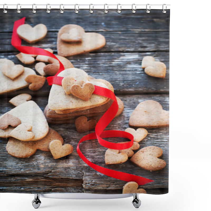 Personality  Cookies Valentine's Day Cards With Red Row On Wooden Table Shower Curtains