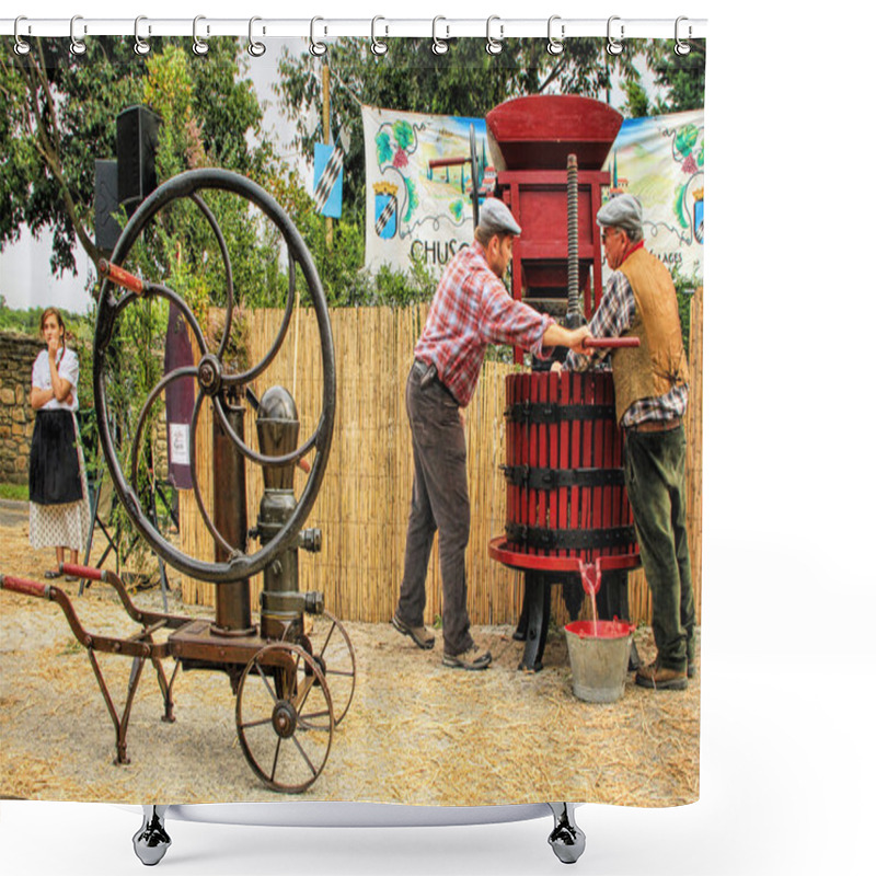 Personality  Traditional Wine Pressing Shower Curtains