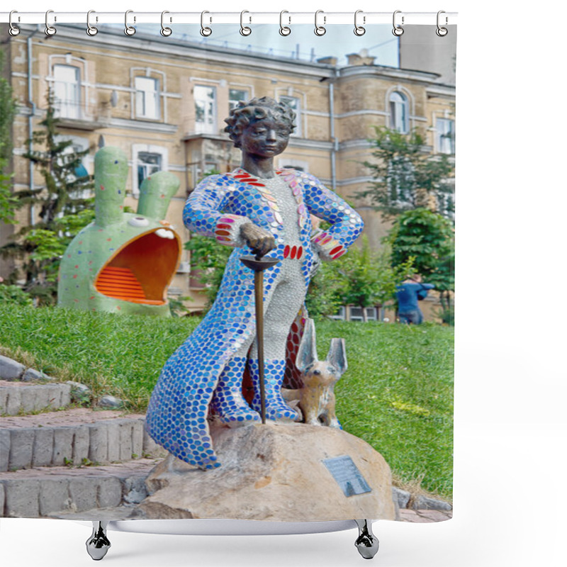 Personality  The Little Prince And His Fox Sculpture Shower Curtains