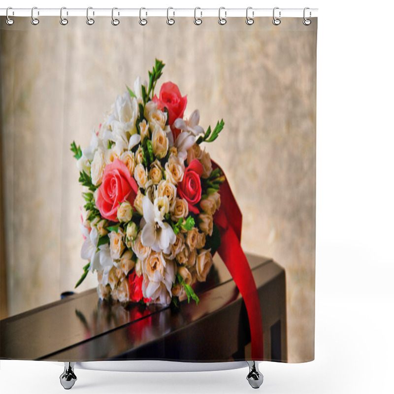 Personality  Bridal Bouquet Shower Curtains